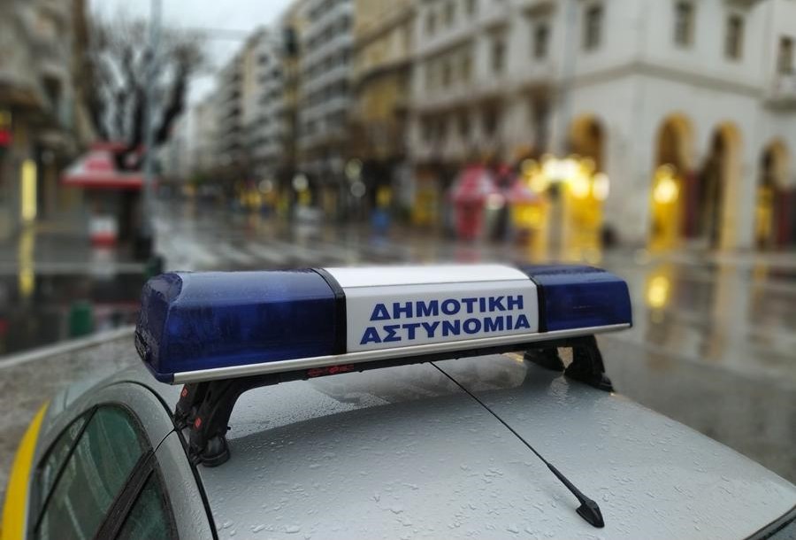 Θεσσαλονίκη: Η Δημοτική Αστυνομία έκοψε κλήση σε αυτοκίνητο του Δήμου