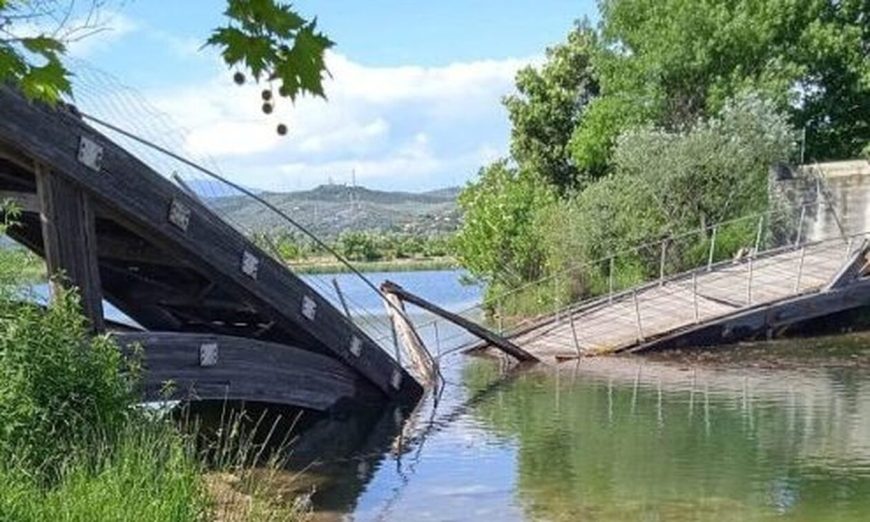 (ΒΙΝΤΕΟ) Κατέρρευσε ξύλινη γέφυρα στο παραποτάμιο πάρκο Άρτας. Τι λέει ο δήμος