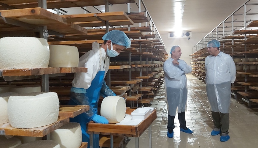 Την Τοπική βιομηχανία γαλακτοκομικών προϊόντων «ΚΑΡΑΛΗΣ», επισκέφτηκε ο Δήμαρχος Αρταίων
