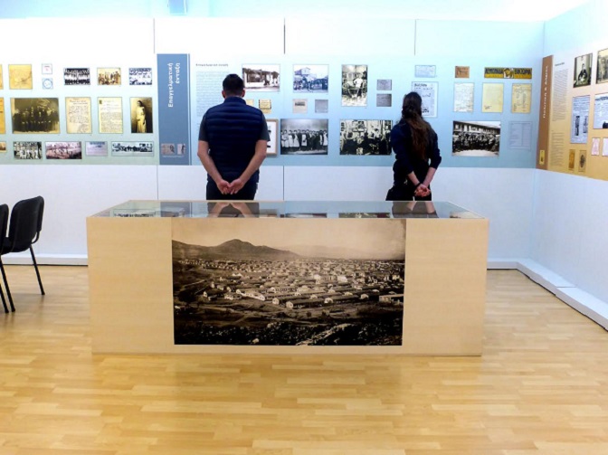 100 Χρόνια Νέα Κοκκινιά – Νίκαια Από τον προσφυγικό συνοικισμό στην πόλη και τους φωτογράφους της  Δημοτική Πινακοθήκη Νίκαιας-Αγ.Ι. Ρέντη