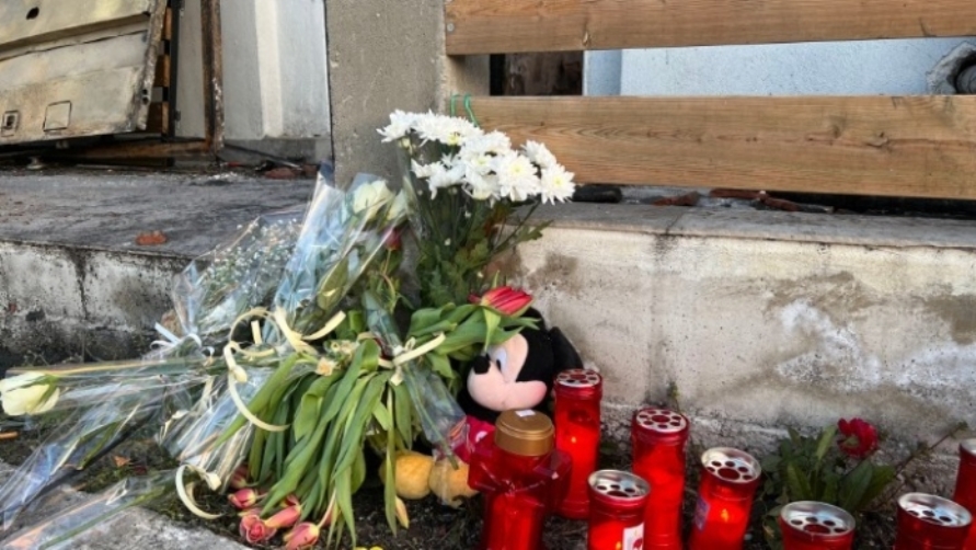 Θεσσαλονίκη: Πολίτες αφήνουν λουλούδια στη μονοκατοικία που πέθαναν από πυρκαγιά μια μητέρα με τα παιδιά της