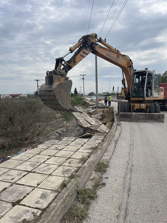 Συνεχίζονται από την Περιφέρεια Θεσσαλίας οι επιχειρήσεις για την αποκατάσταση της κυκλοφορίας στο οδικό δίκτυο