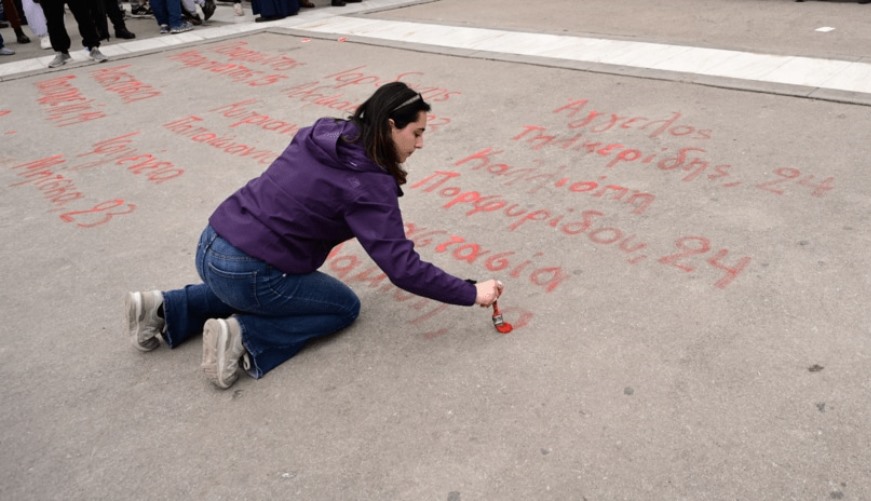 Τέμπη: Φοιτητές ξαναγράφουν ονόματα των θυμάτων στη Βουλή